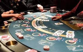 Meja Three Card Poker langsung di doremibet dengan dealer profesional